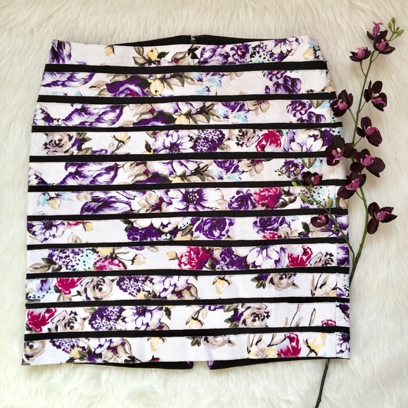 White House Black Market Dresses & Skirts - WHBM Striped Floral Pencil Skirt Size 6